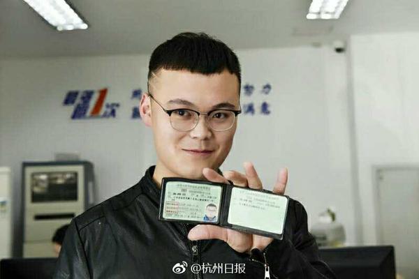 美国小黑喵先天性小脑发育不全 走路摇晃仿佛醉酒