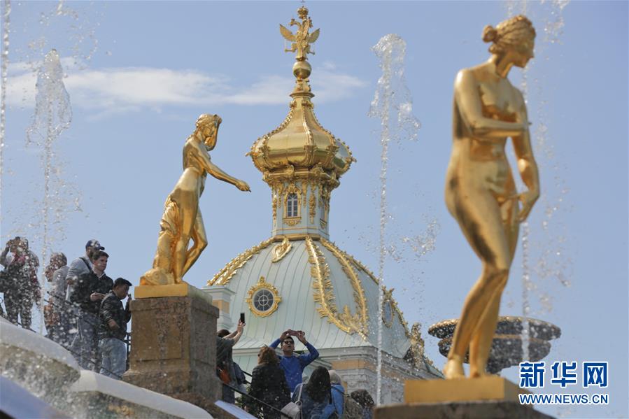 冯小刚徐帆夫妇近照曝光 现身新西兰疑复工拍新片_9929金融交易