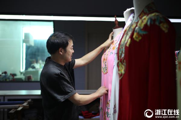 M4伤害差点，AKM稳定性一般，M16点射难，这把枪才全能！_CN2代码仓库