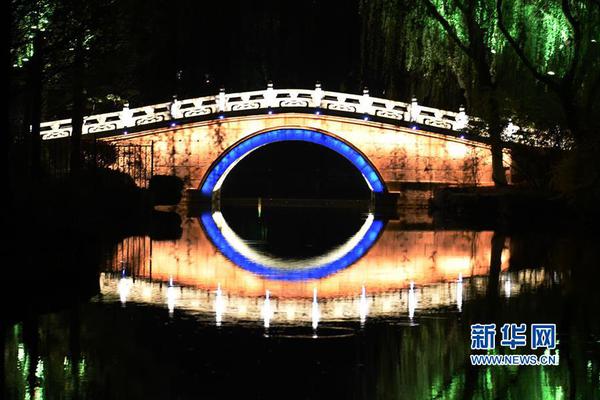 听华裔设计大师ANNA SUI解构她的设计哲学