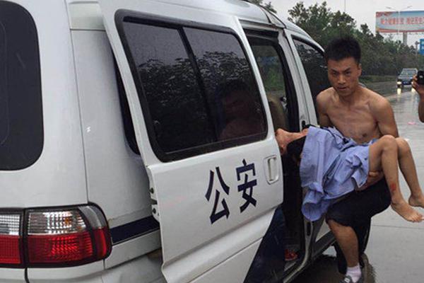 男模走秀摔倒当场猝死_9929测试IP