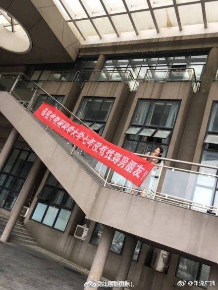 郭碧婷穿长裙扎麻花辫满脸幸福