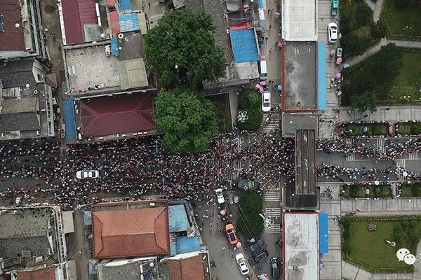 欲寻求庇护先交费?特朗普为阻无证移民再祭新招