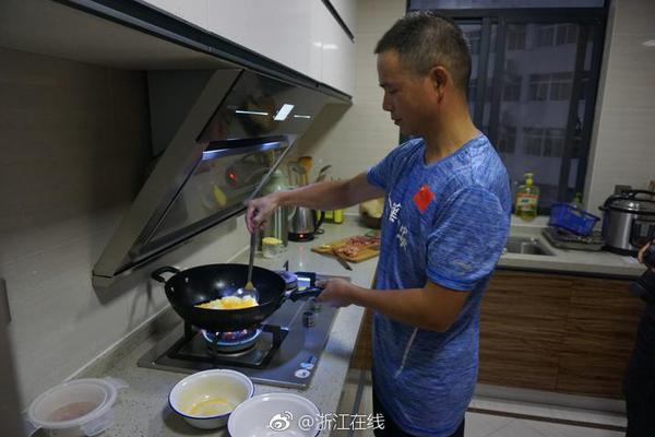 观众及名人为万玛才旦新片《撞死了一只羊》打气_CN2服务器高峰时段