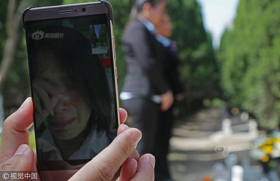 湖北民众省道上趟水摸鱼