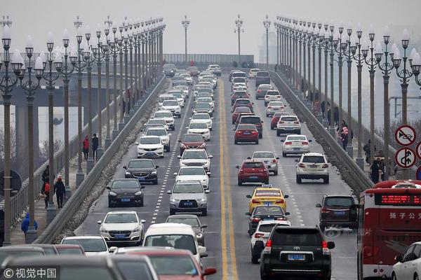 英皇老板杨受成称赞姚晨人美心善_市场咨询