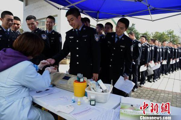 对话同一地点3次救轻生者司机