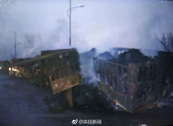 斯嘉丽约翰逊秀事业线和美腿 身材凹凸有致_挂机宝亚马逊