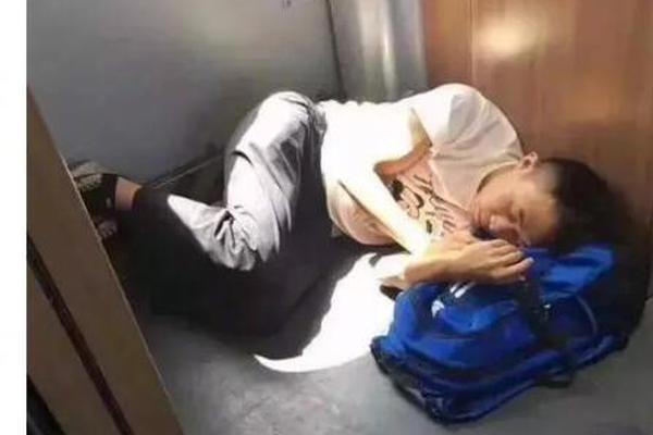 幼儿园保育员拽孩子头撞滑梯 教育局:辞退