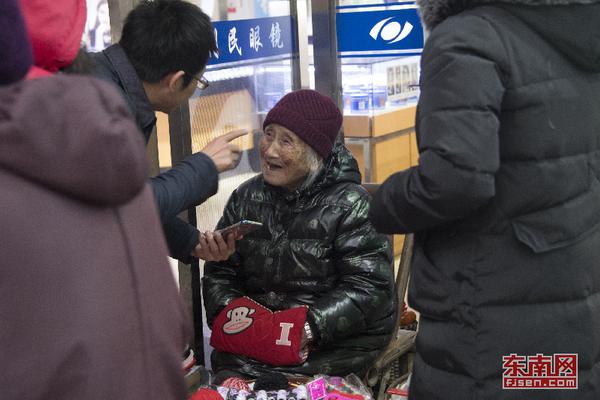 和黄金荣争女人的卢小嘉,曾经囚禁黄金荣,他最后下场如何