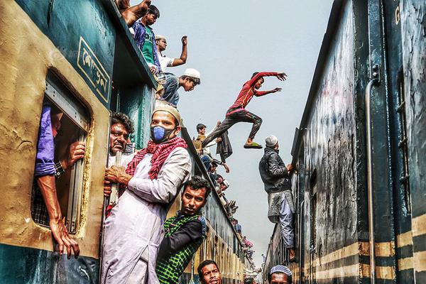 演员曹曦月干练优雅 出席第十届导演协会表彰盛典_挂机宝多少钱一个月