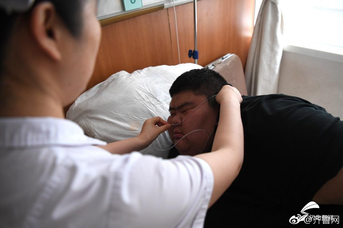 组图:许玮甯风波后首现身 甜蜜约会摸男友腹肌小鸟依人