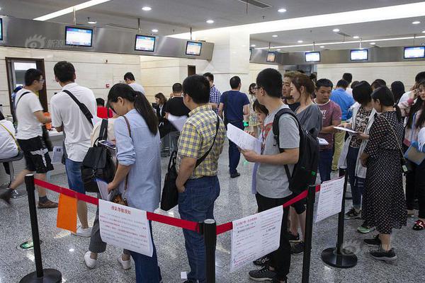 利物浦足球流氓将亚裔老人扔水池 事后还种族歧视