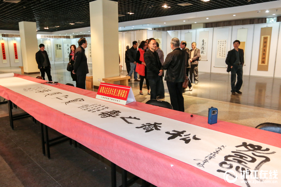 俄登陆舰造了14年 远不及中国071