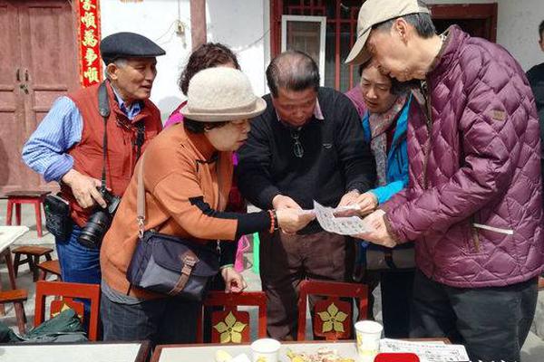 近距离看大白鲨的攻击:血盆大口