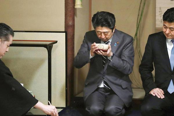 许玮甯甜蜜约会摸男友腹肌