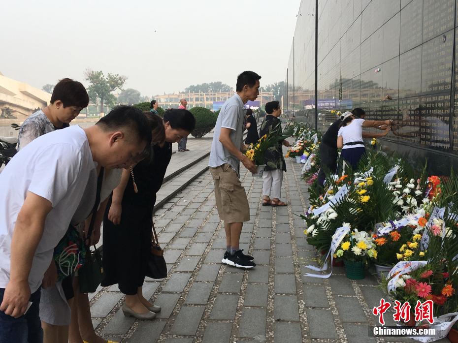 退休教师抄书用坏百支笔