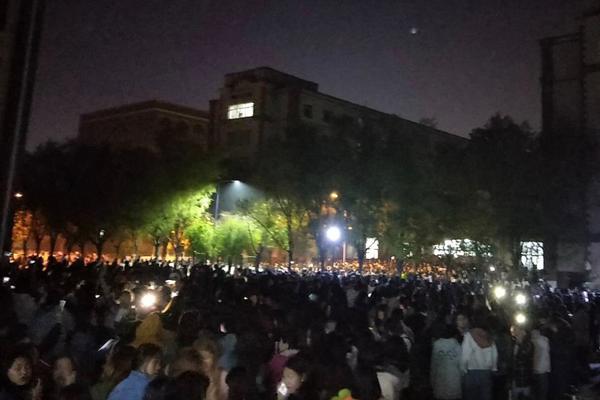 王丽坤一袭白色套装大秀美腿现身某活动_9929远程办公