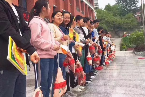 一中学女生遭同学殴打