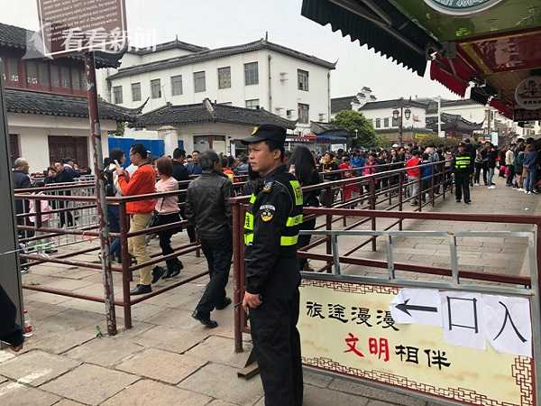 奔驰4S店员工试车撞人 车主