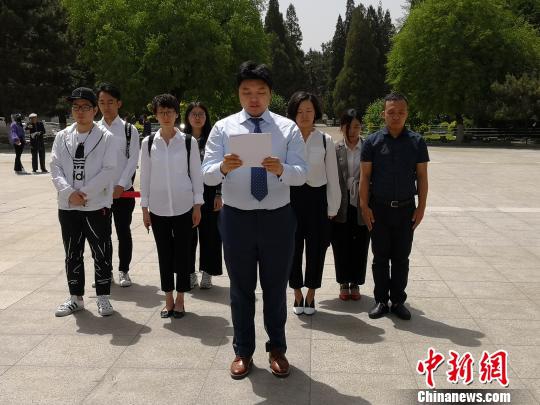 付辛博颖儿树下甜蜜依偎