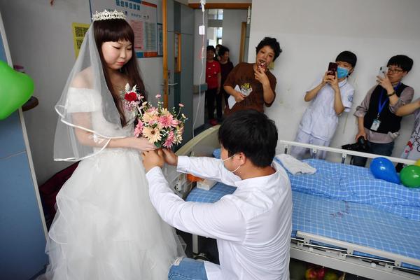 英皇老板杨受成称赞姚晨人美心善