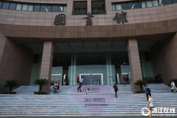 阿黛尔被曝酒吧热吻男子 目击者:长得蛮像她前夫_CN2服务器稳定性