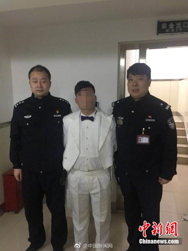 组图:张国荣唐鹤德陈淑芬30年前旧照曝光 哥哥面露青涩笑容纯真_云挂机