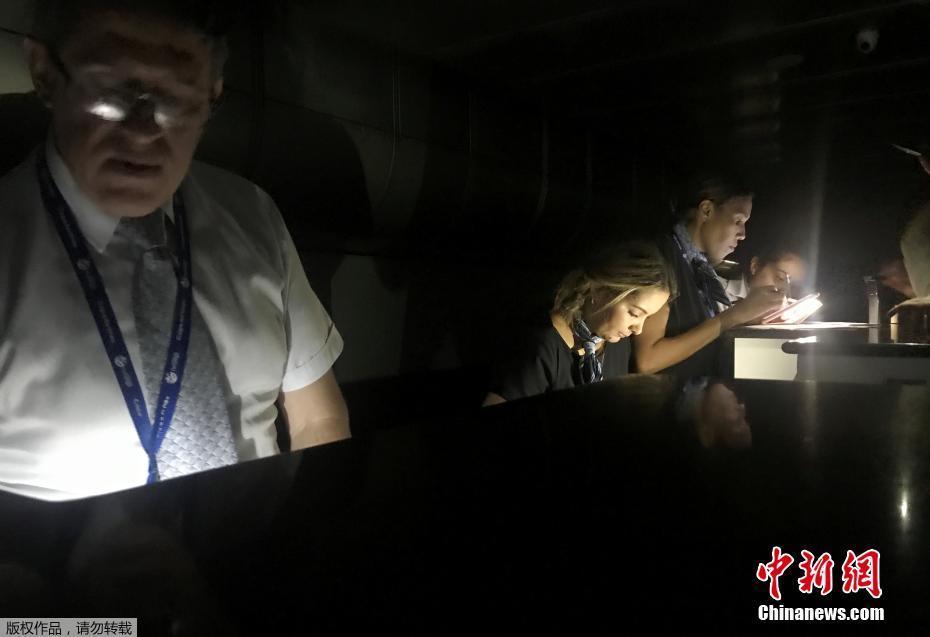 为了姐姐,她被迫认个老太监为父