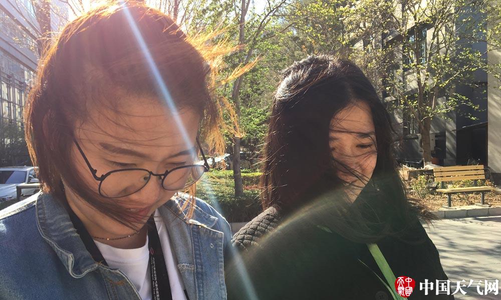 库里再次展示背手防守 萌神该如何解决自身犯规问题