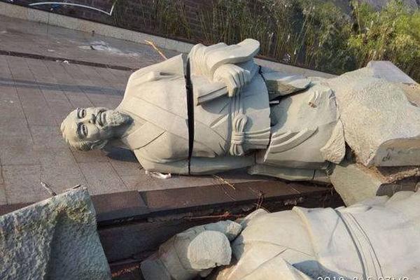 李小璐接甜馨放学 母女二人一路牵手有爱_美国CN2服务器租用
