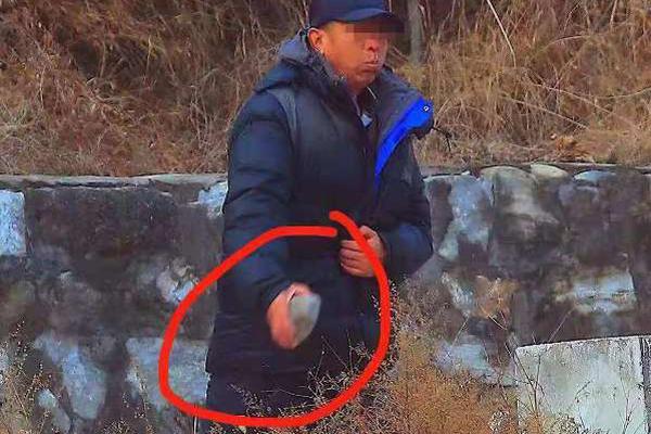 老人乘机嫌排队长打开应急门被拘