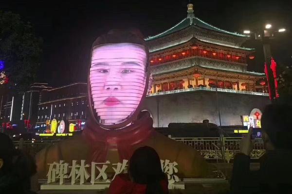 上戏女学生被外国老师遗弃携子闹场 官方回应:即兴表演_CN2视频服务器