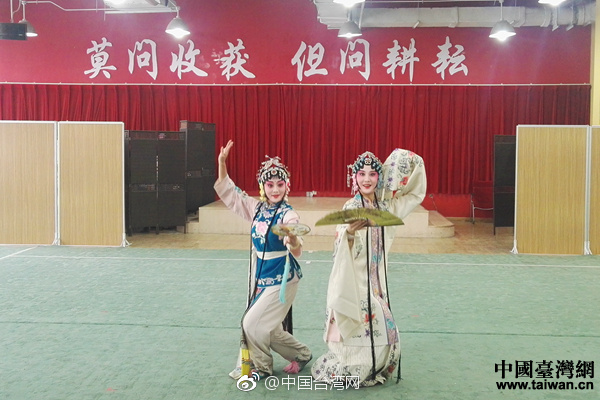 章子怡挺巨肚外出 遭吸二手烟