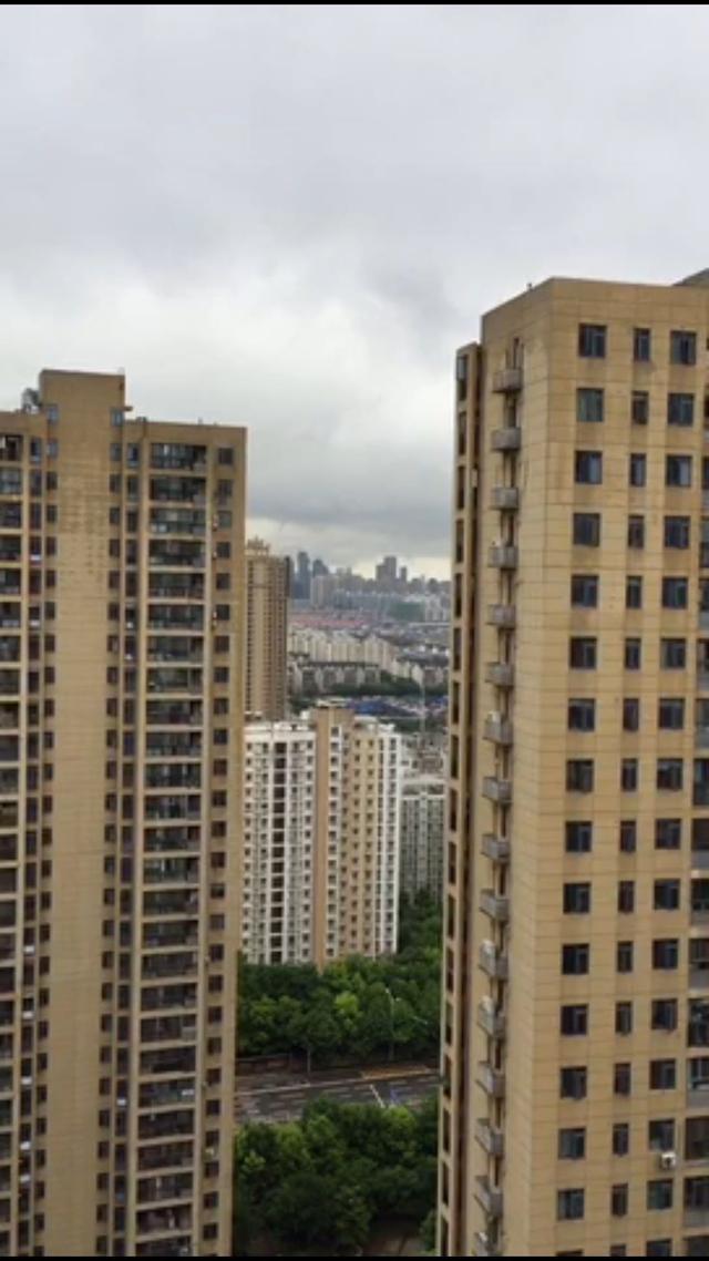 格林先后误伤詹皇哈登眼睛 这种防守你怎么看?_云电脑视频