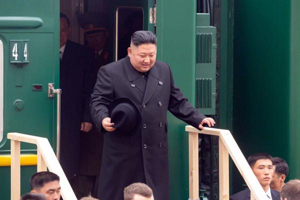 男子强登扒乘列车致列车紧急刹停被拘留十天_挂机宝远程桌面
