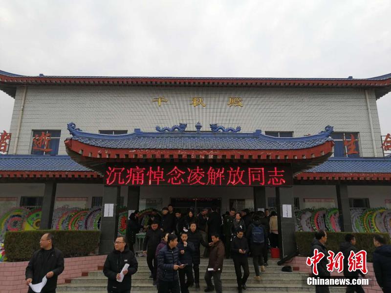 吉吉穿露脐装靓丽“炫腹”