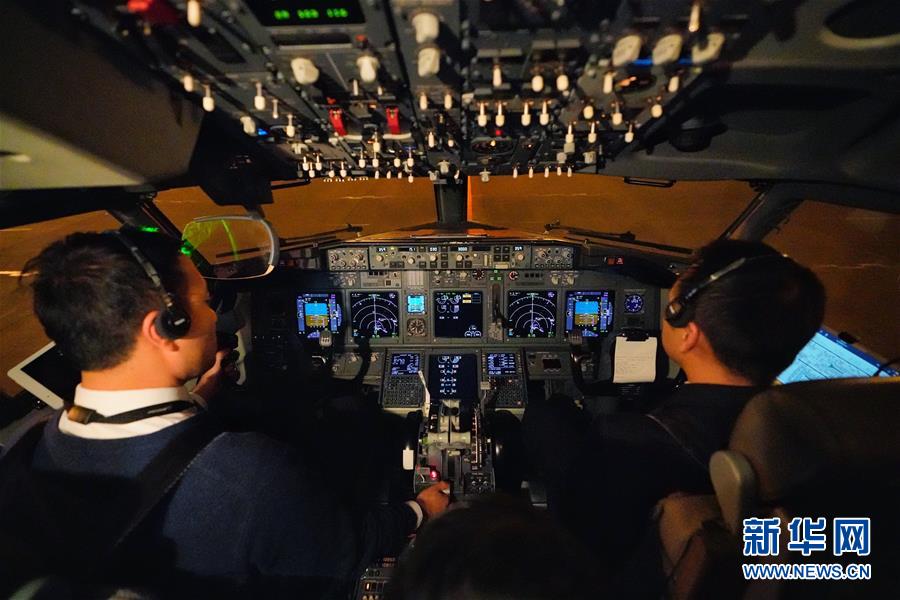 周杰伦陪岳父逛古董市集 大吃美食情同父子_域名