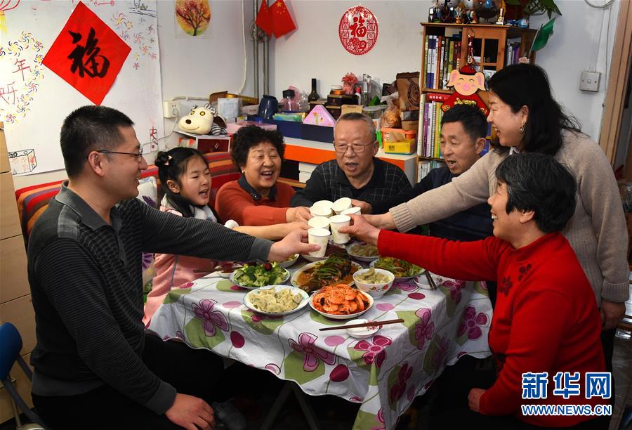 幼儿园保育员拽孩子头撞滑梯 教育局：辞退