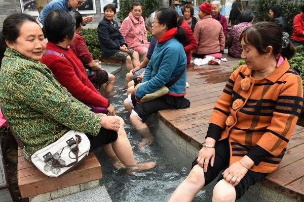 奔驰母公司利润大减37% 中国市场卖不动了