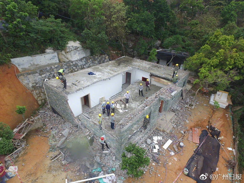 回村致富的贫困村大学生