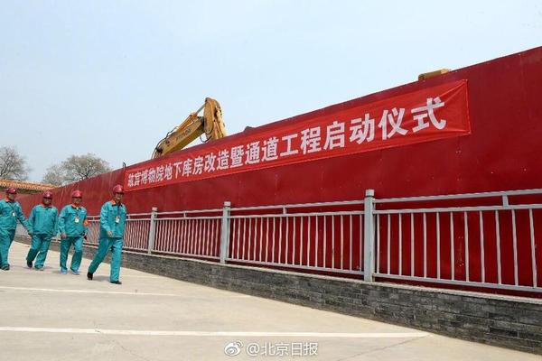 “暮光女”捧水杯表情严肃