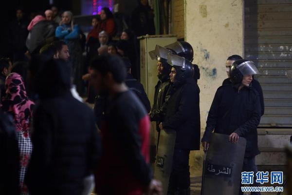 实拍五一八达岭长城的“人人人” 网友:假长城 真人城