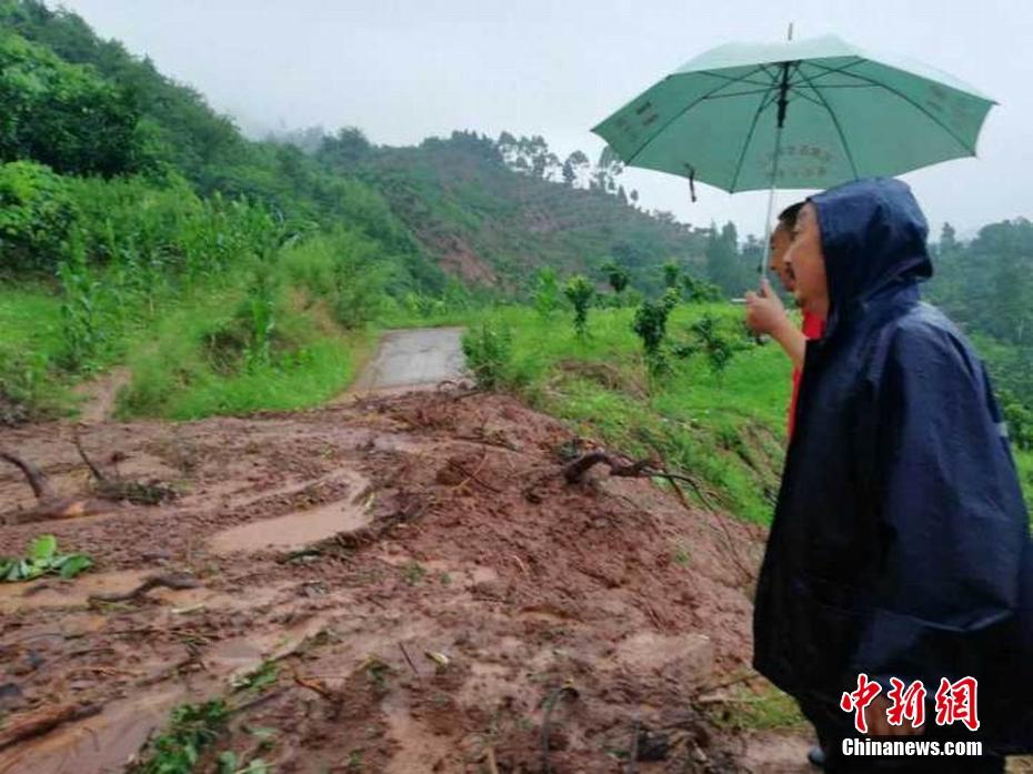 明仁天皇退位 日本民众冒雨庆祝令和来临