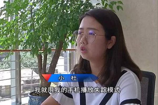 冉莹颖挺着孕肚主持节目 浓妆难掩疲态