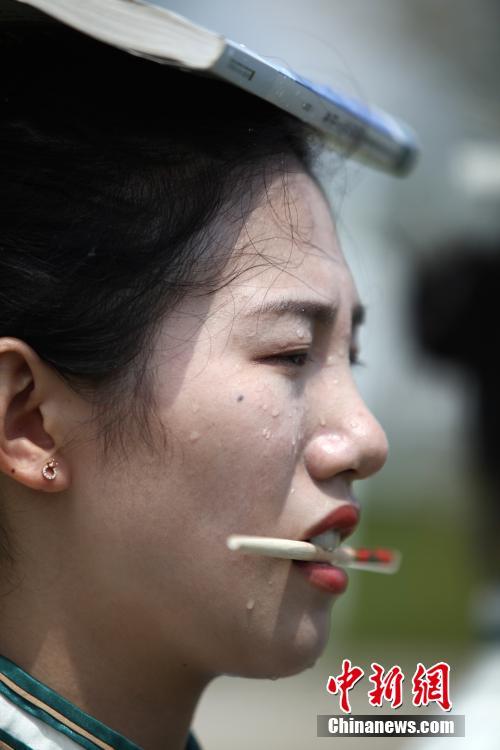 服务员神似《权游》“小恶魔”爆红