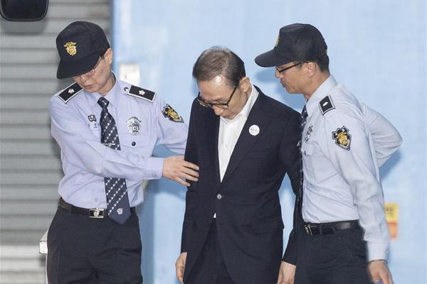 家长停药听信偏方 肾病男孩肿成“胖头鱼”_云电脑按时计费