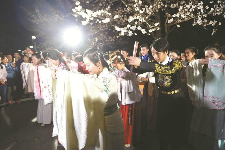 德仁天皇即位 继承神器国玺御玺