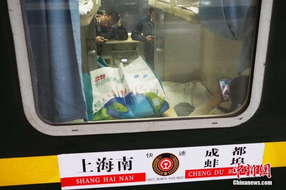 实拍：城管粗暴铲翻老太菜摊