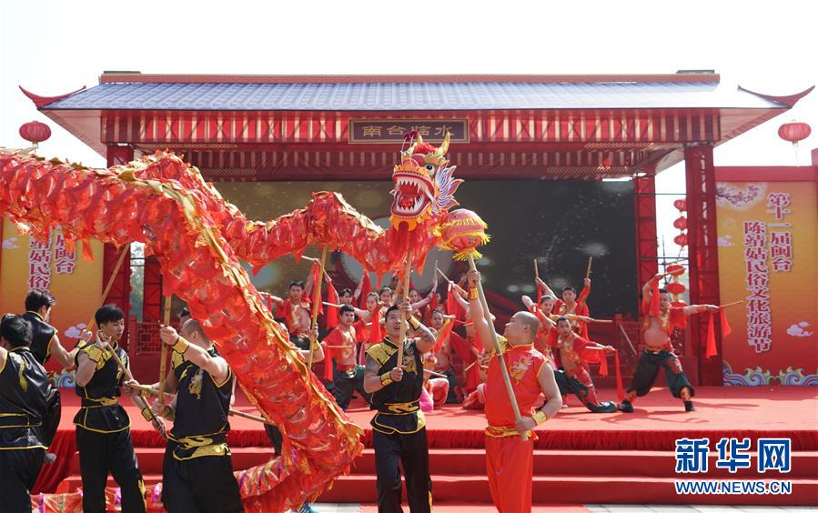 巴西男模走秀踩鞋带摔倒身亡 观众误以为表演(图)